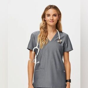 FIGS Women's Casma Three-Pocket Scrub Top